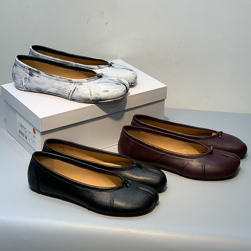 Margiela Crackle-Pattern Mirror Finish Split-Toe Pig's Hoof Shoes for Women, Flat Slip-On Handmade Horseshoe Shoes, Tabi Ballet Shoes Margiela Crackle-Pattern Mirror Finish Split-Toe Pig's Hoof Shoes for Women, Flat Slip-On Handmade Horseshoe Shoes, Tabi Ballet Shoes