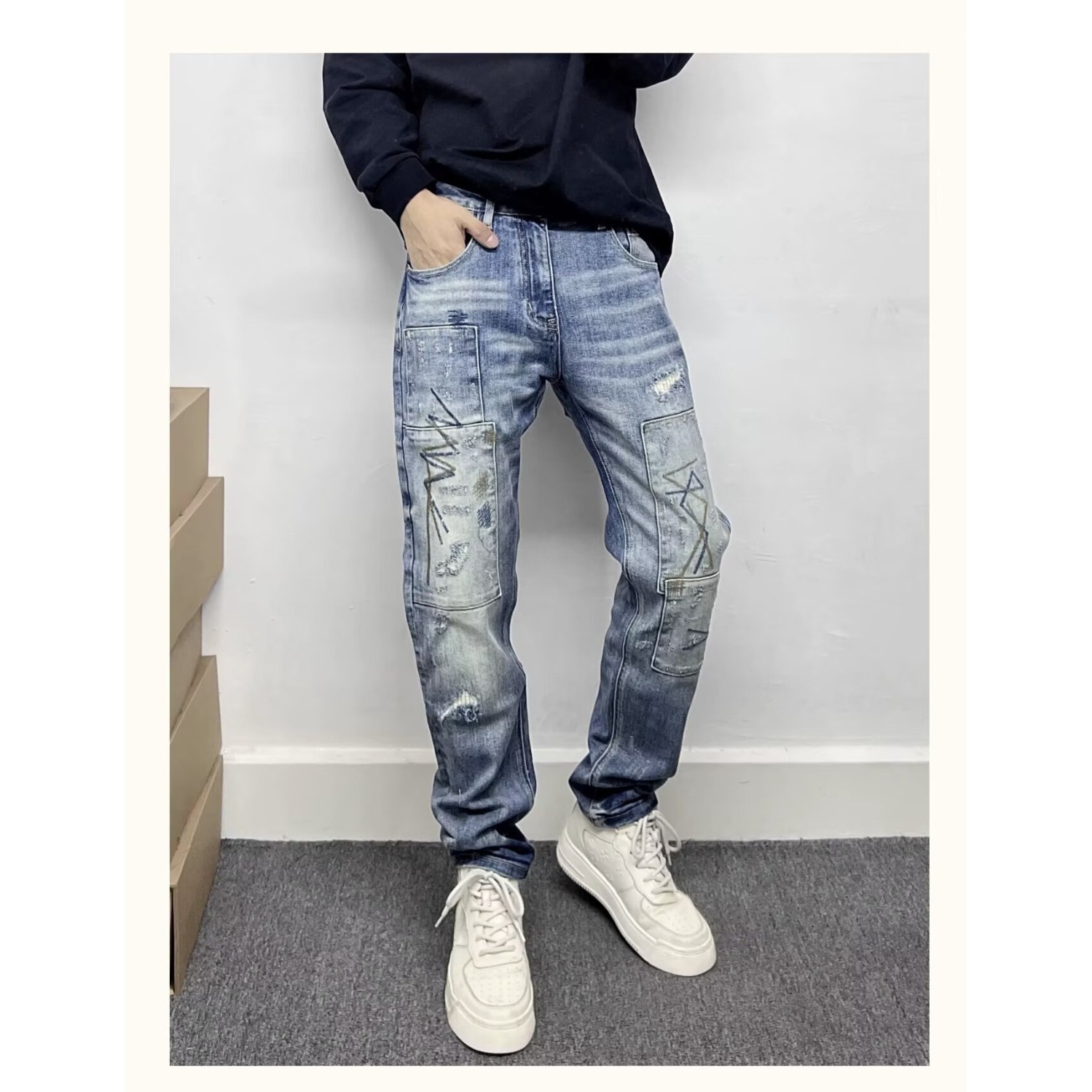 Jeans slim stretch da uomo con strappi patch e ricami_voghion.com