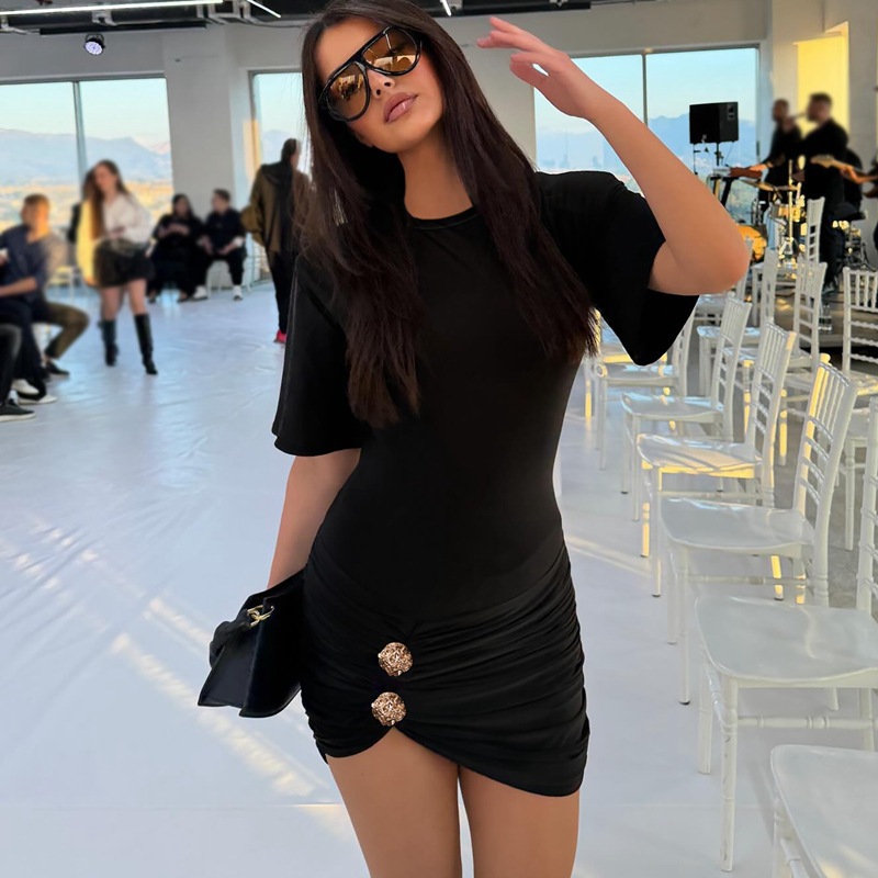 Transfronterizos Europa y América 2026 verano nuevo estilo de moda decoración metálica de color sólido delgado pliegue vestido corto de cadera