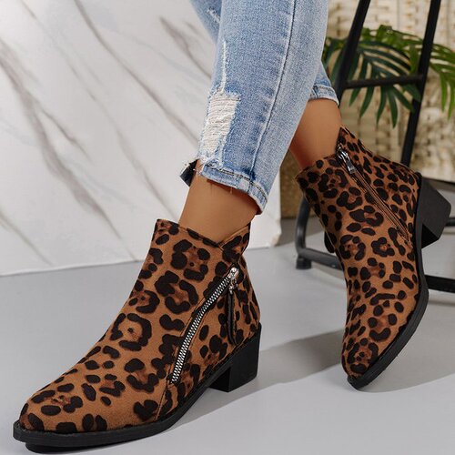 Plus-size leopard-print Chelsea boots for women, featuring a side zipper—perfect for autumn and winter in European and American styles.