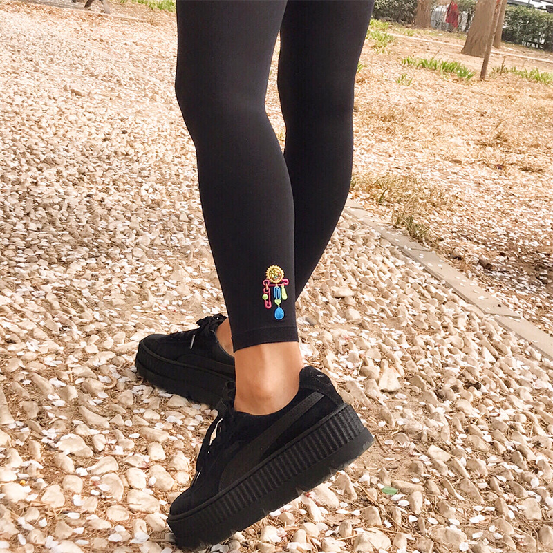 女性用黒の春と秋用レギンス、土星刺繍入り、痩身効果のある9点丈パンツ、タイトフィット、高弾性、多用途