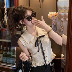 夏服のニットベストの女性の香風の筋肉感の杏色のベストの外は蝶結びの気質の袖なしのtシャツの上着を着ます。