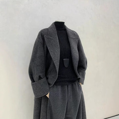 ラクダのキャメルケースのスターは同じタイプの服を着ています。