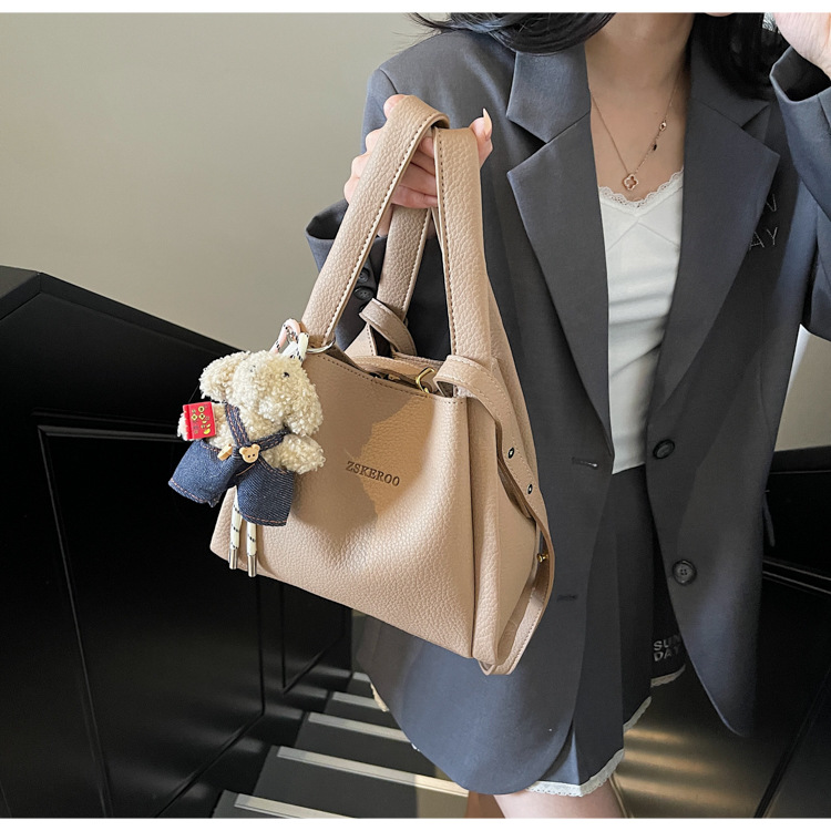 This year's popular bags for ladies are the 2025 new Korean-style simple and versatile crossbody bag and the retro commuting hand-held bucket bag undefined
