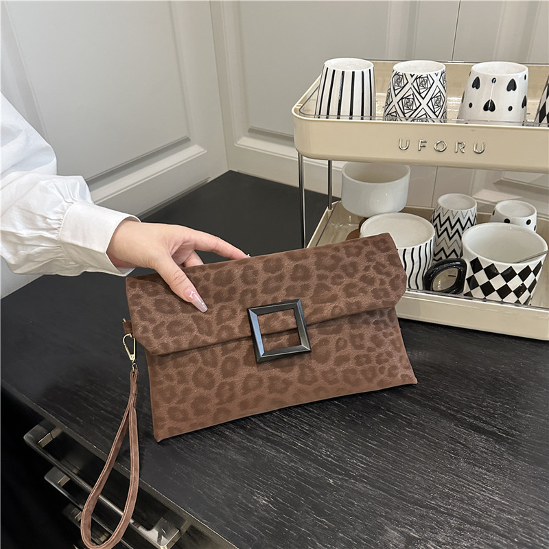 Nuevo bolso de cena de textura superior de color sólido, bolso de mano de moda casual simple y personal, sobre retro
