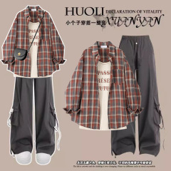 春のスーツの学生の韓国版の新型のゆったりした格子の長袖のシャツのtシャツのベストのかっこいい工装のズボンの3つのセット