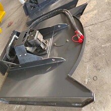 滑移装载机安装割草机 一机多用 快换多种属具 扫路机旋耕机