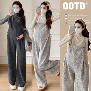 2024 Autumn and Winter Maternity Fashion Set Knitted Base Layer with Striped Overalls Two-Piece Set
