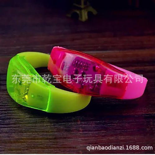 Pulsera luminosa de silicona personalizada activada por voz Bar KTV atmósfera interactiva animando música vibratoria pulsera luminosa intermitente