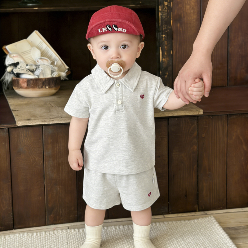 Polo bébé tendance et stylé, collection été 2026. Ensemble deux pièces : polo à manches courtes et pantalon._voghion.com