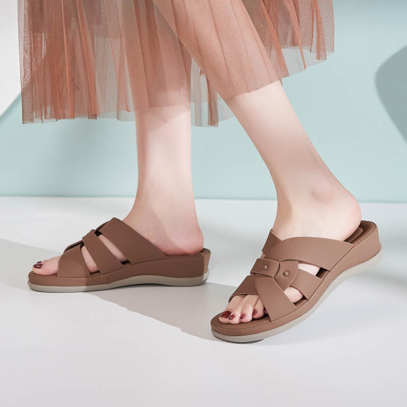 2025 primavera nueva zapatilla fría ligera antideslizante pendiente con zapatillas de viaje cómodas ociosas de fondo grueso para mujeres