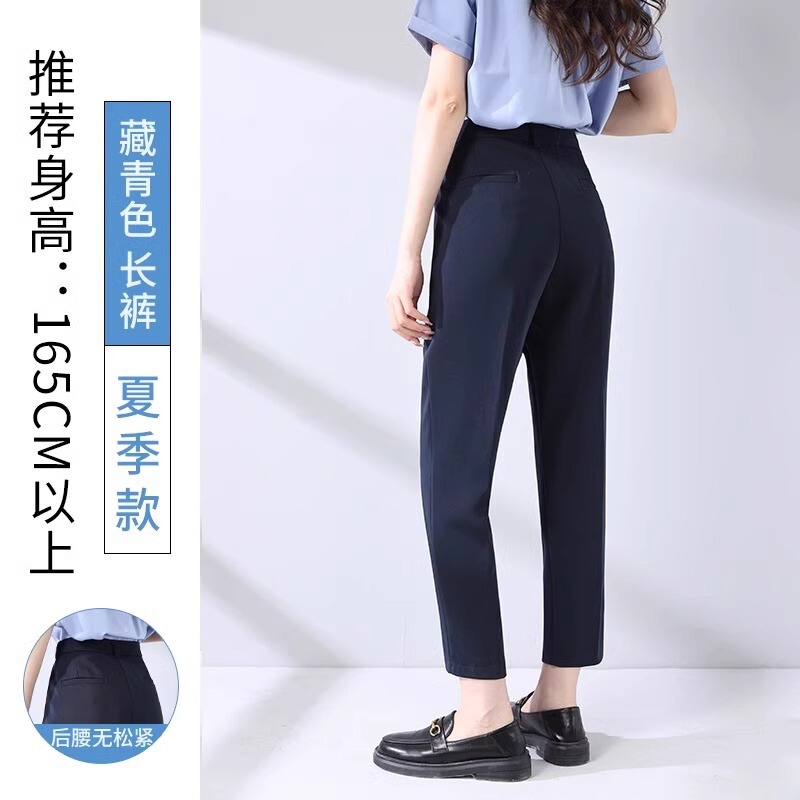 黒いスーツのズボンの女性のペンダント感があります。|undefined