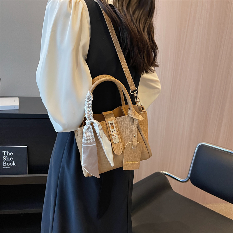 Bolso de mano de estilo occidental de alta gama para mujer 2024 nuevo bolso de cubo de agua de fuego súper popular bolso de mensajero retro de tendencia salvaje