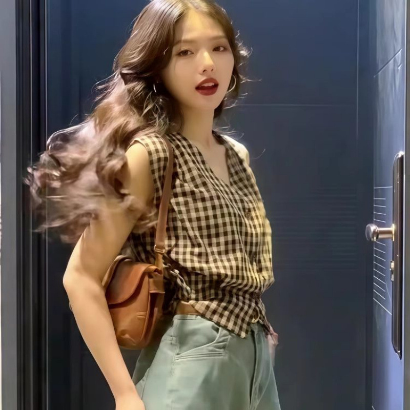 香港スタイルのレトロな V ネックブレストノースリーブチェック柄シャツ女性のための 2025 夏の新しいスタイルのハイエンド気質痩身ベスト|undefined