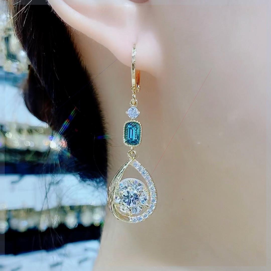 Sensación de orejeras con borlas de gota de agua de diamantes súper parpadeantes, diseño de nicho, personalidad de moda, cara delgada, pendientes femeninas