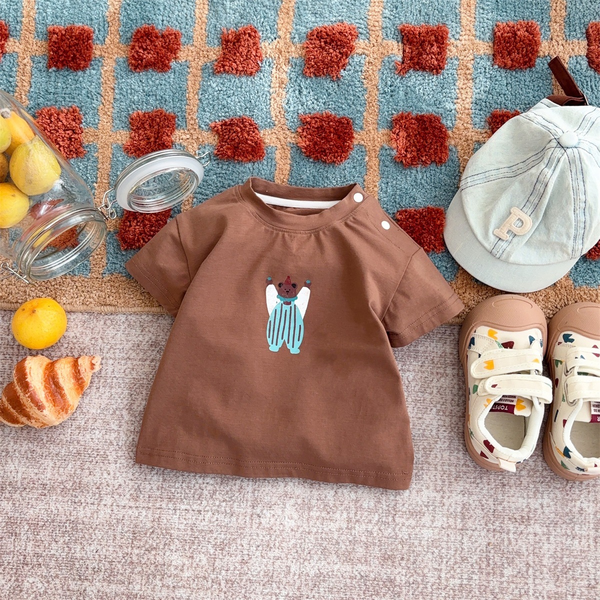 Youhe 2025 verano nuevo estilo babero a rayas traje de estilo occidental traje de salida para bebé traje de dos piezas de manga corta de color sólido