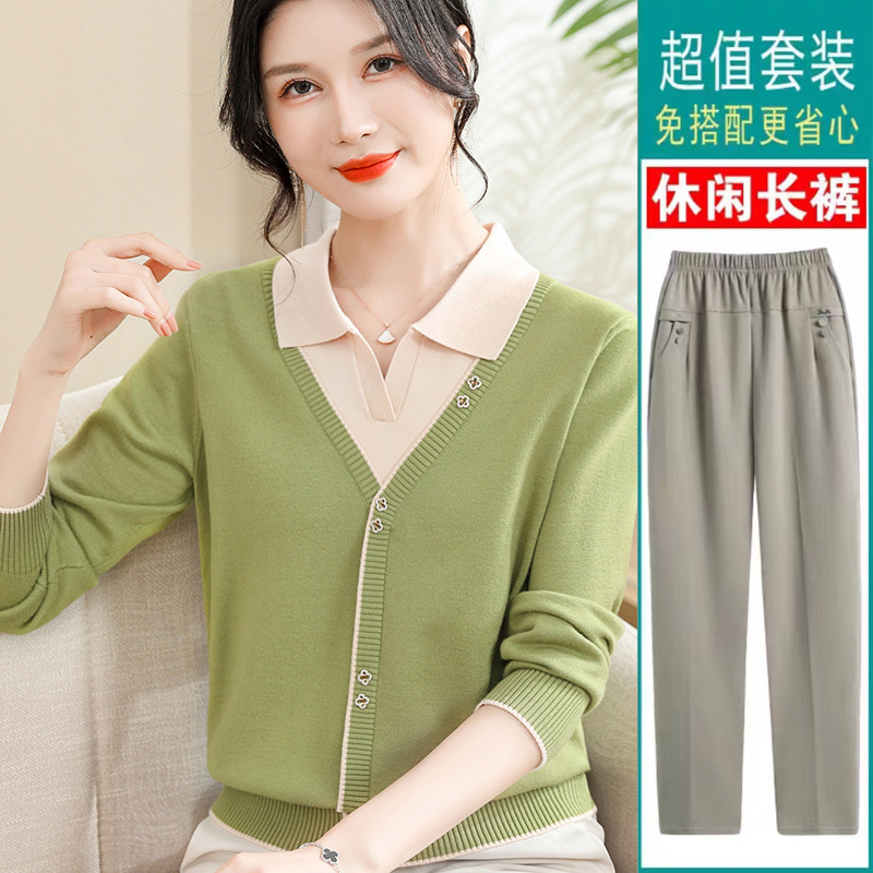 お母さんの秋の服の洋風の偽の上着のニットの底のシャツの中で年配の女性の春秋は長袖のプルオーバーのセーターをめくります。|undefined