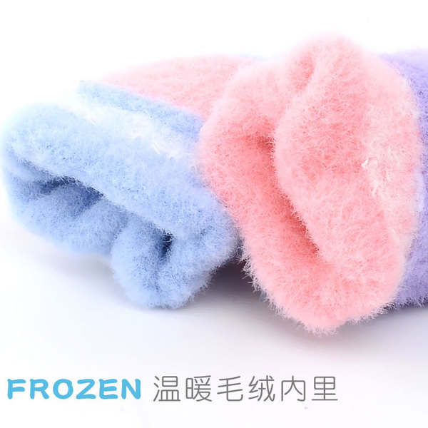 Demi-season children's knitted gloves