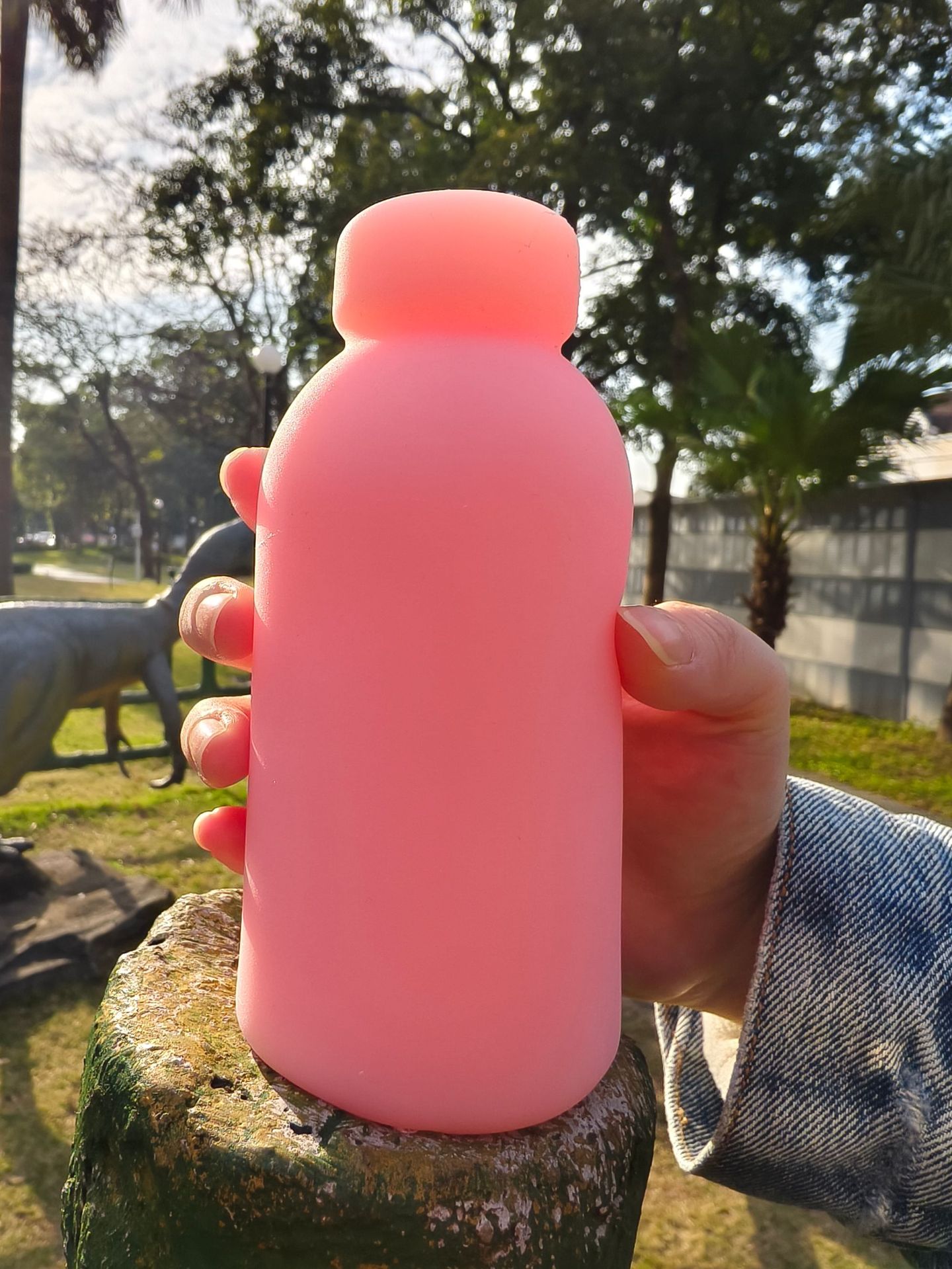 압축을 풀고 꼬집는 장난감 젖병