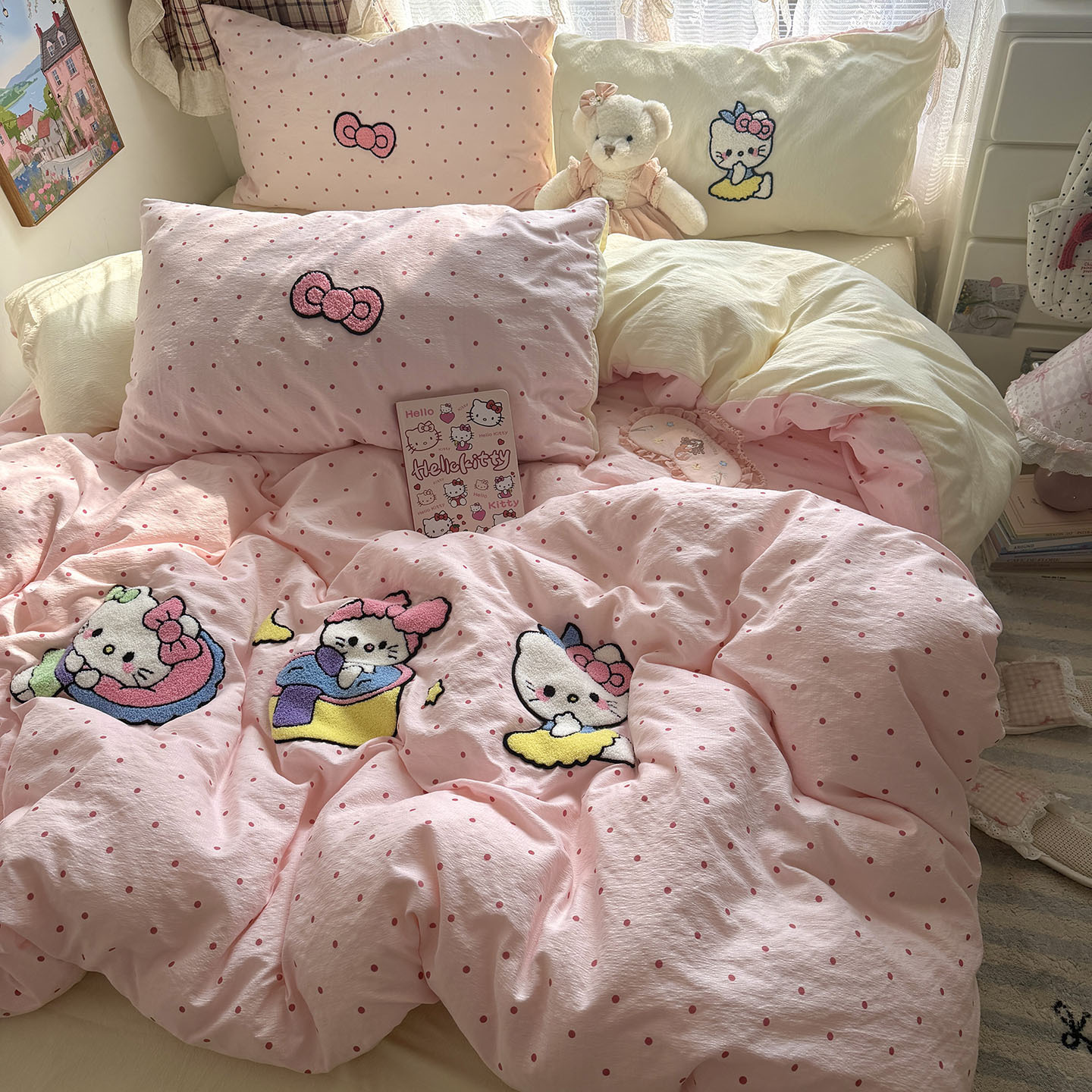 Madre y bebé clase A toallas bordadas cuatro piezas de algodón puro desnudo dormir sábanas de dibujos animados cubierta de cama de dormitorio de algodón conjunto de tres piezas