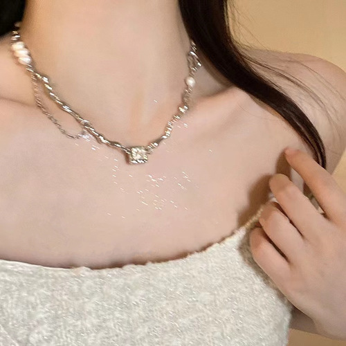 Instagram-famous freshwater pearl and zircon necklace for women—trendy, sweet, edgy, and chic; a subtly luxurious, high-fashion, niche-style clavicle chain.