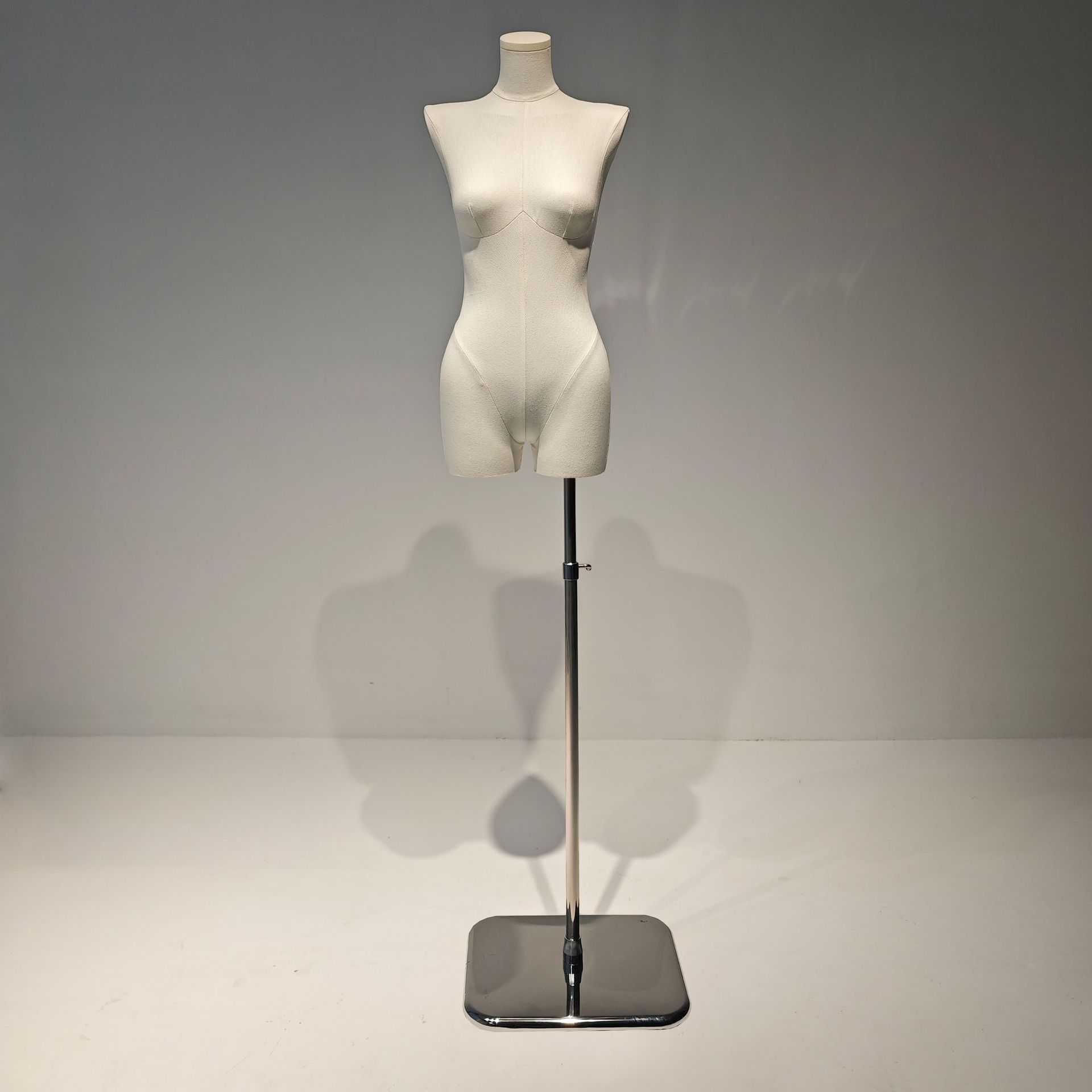 Un hombro plano con piernas divididas, cuerpo completo de tela, estante de exhibición de cuerpo humano, escaparate de tienda de ropa de mujer, exhibición de modelo de plataforma