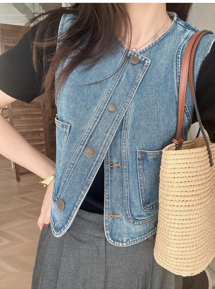 Áo vest denim nữ không tay cổ chữ V phối lớp phong cách retro, dáng ôm tôn dáng, dài 50–65 cm — Áo vest denim màu xanh (hàng có sẵn), Áo vest màu xanh đậm (có sẵn), Áo vest màu xanh đậm chi tiết 31