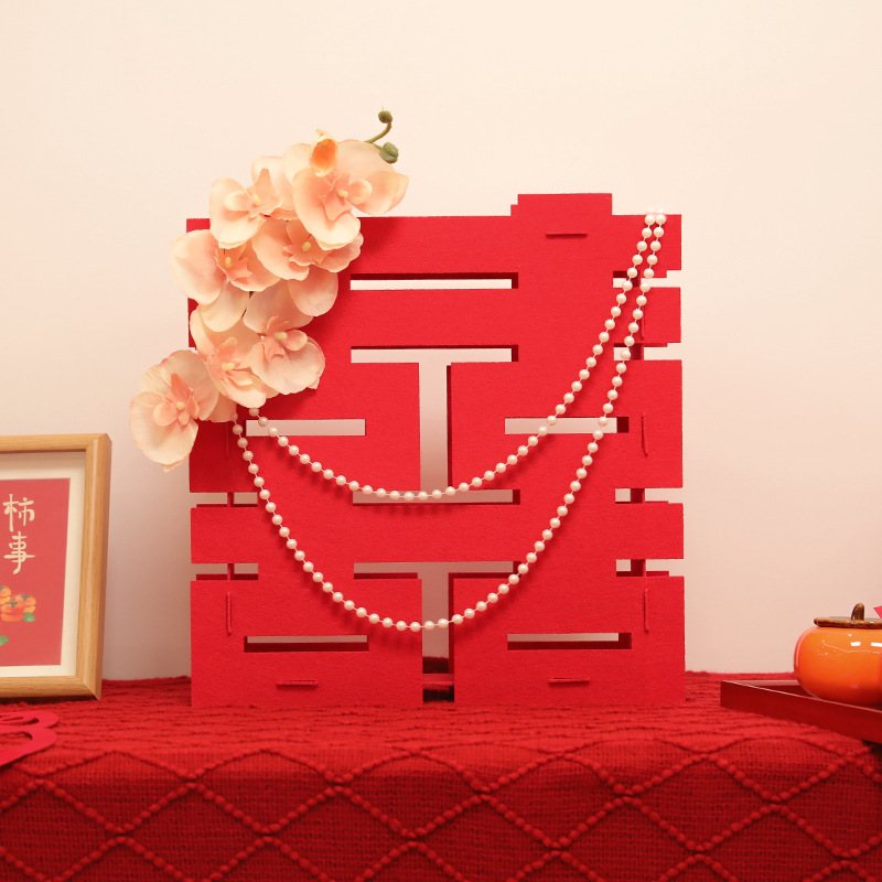 結婚立体大喜びの字が床に落ちて結婚部屋を飾ってホテルの婚約結婚式の装飾用品の寝室の客間を配置します。|undefined