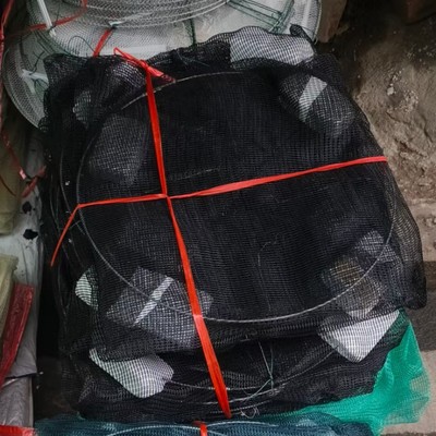 Производитель Loach Eel плавает на водной пене и ловит угря небольшие рыбные клетки, чтобы поймать угрях