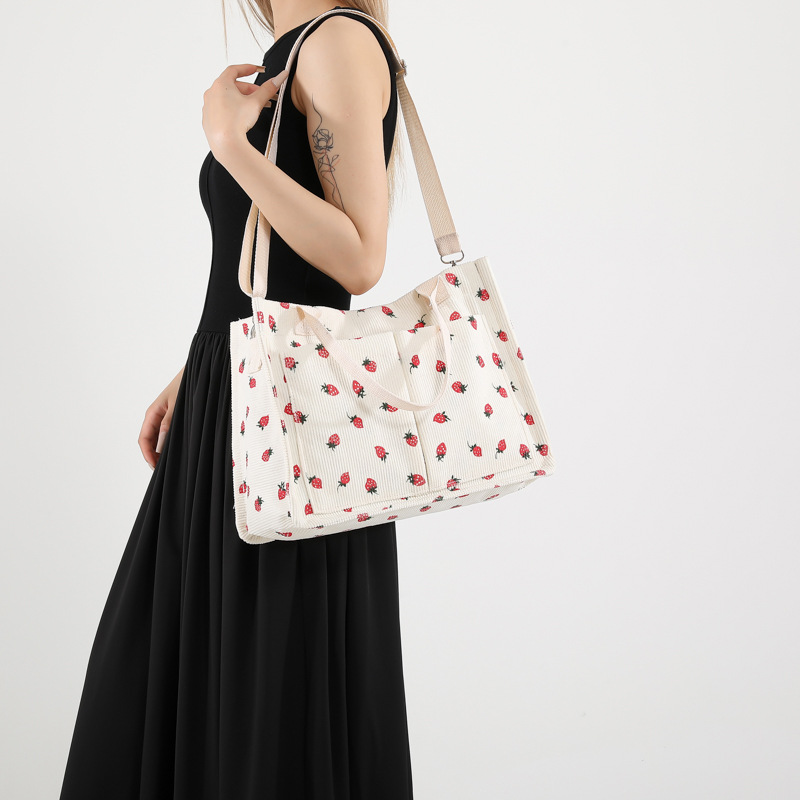 Bolsas de impresión de fresas populares de vello coreana para mujeres verano 2024 nuevo tipo transfronterizo mochila de hombro mochila