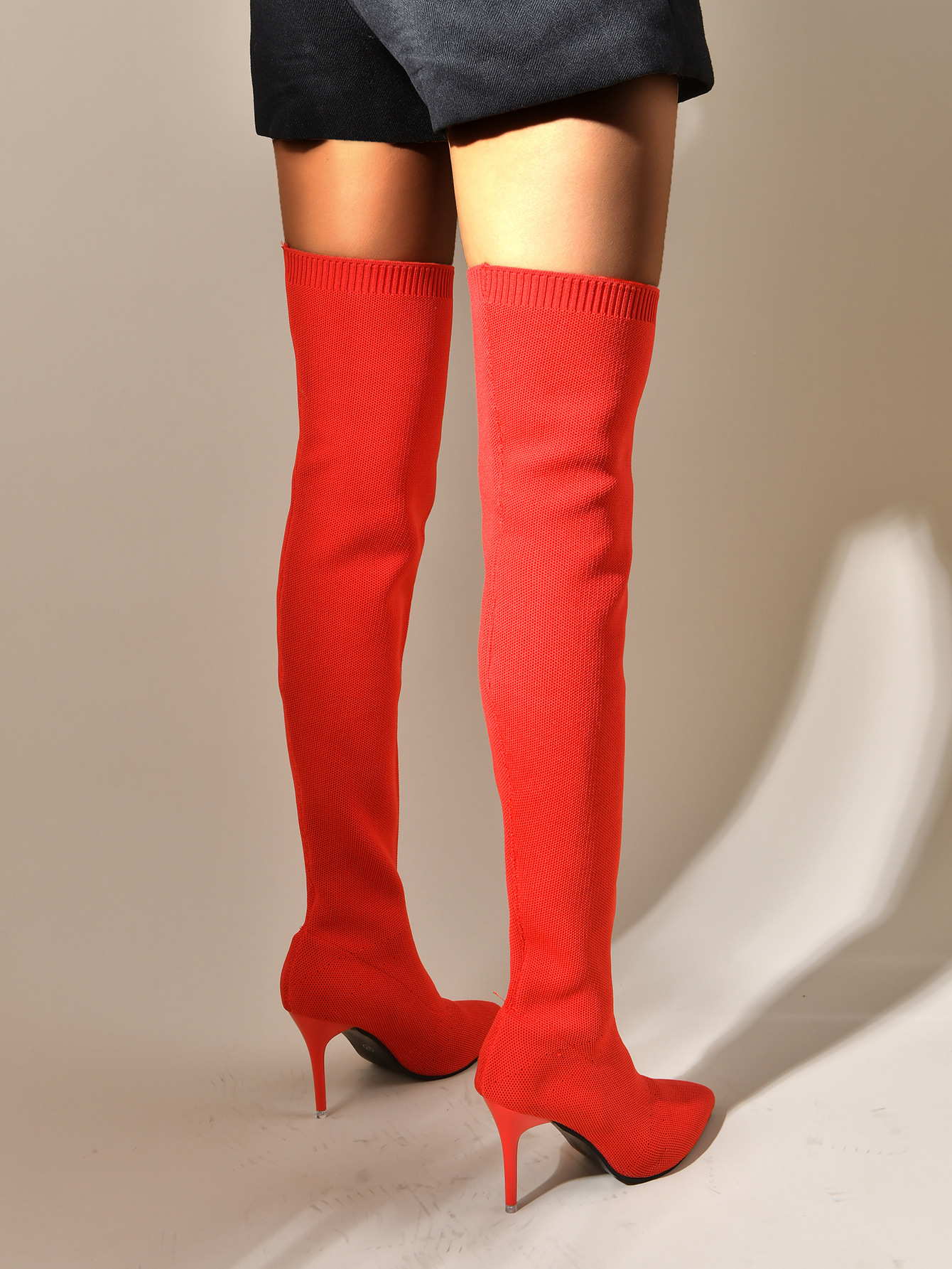 Plus-koon naisten korkokengät, sukkakengät, kapea korko, teräväkärkiset polven yli ulottuvat lentävät saappaat_voghion.com