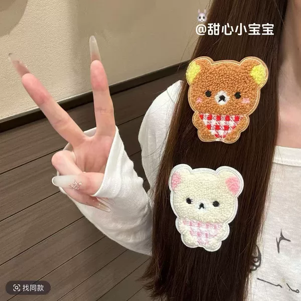 Realistic red panda Velcro hair clip, cute panda hair clip, cartoon animal hair accessory for girls, used to style and hold back stray bangs