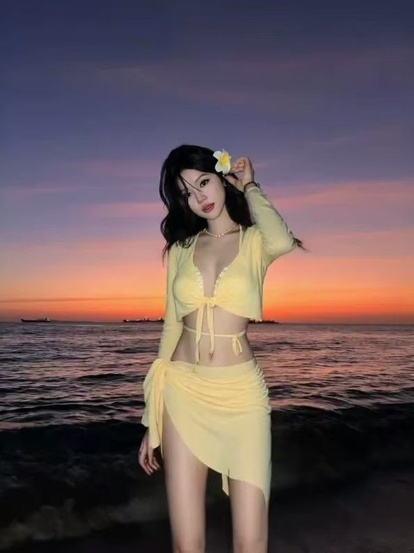 比基尼泳衣四件套浅黄色显白海边三点式分体泳衣纯欲女度假泳衣|undefined