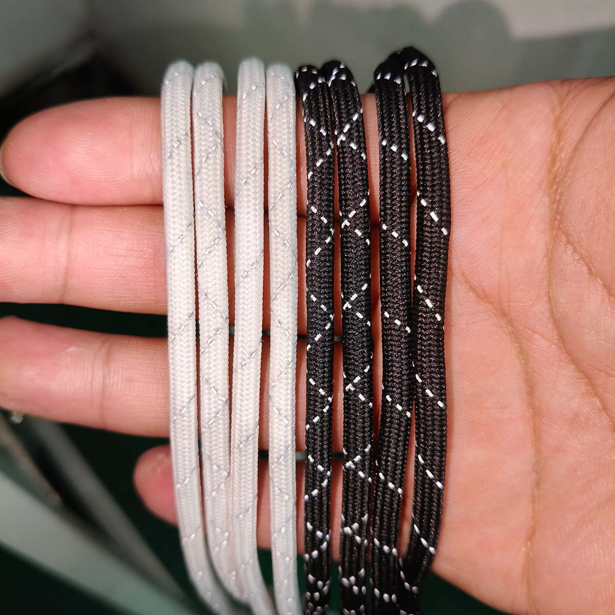 Inventario de 4mm poliéster de color brillante punto de salto reflectante cuerdas de sombrero de núcleo hechas a mano DIY cuerdas redondas trenzadas cordones de zapatos reflectantes