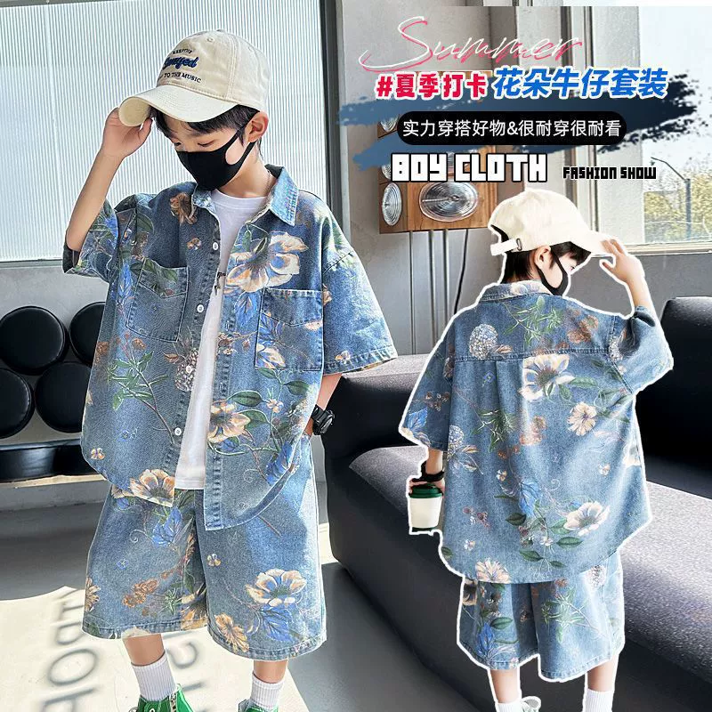 Джинсовый костюм с короткими рукавами для мальчиков. Новый стильный детский летний наряд 2024 года, джинсовый летний комплект из двух предметов для больших детей, китайский тренд.