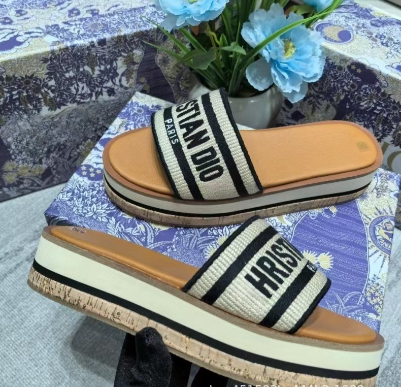 Versión alta 25 nuevas zapatillas bordadas de moda D zapatillas de playa casuales de un pie de altura