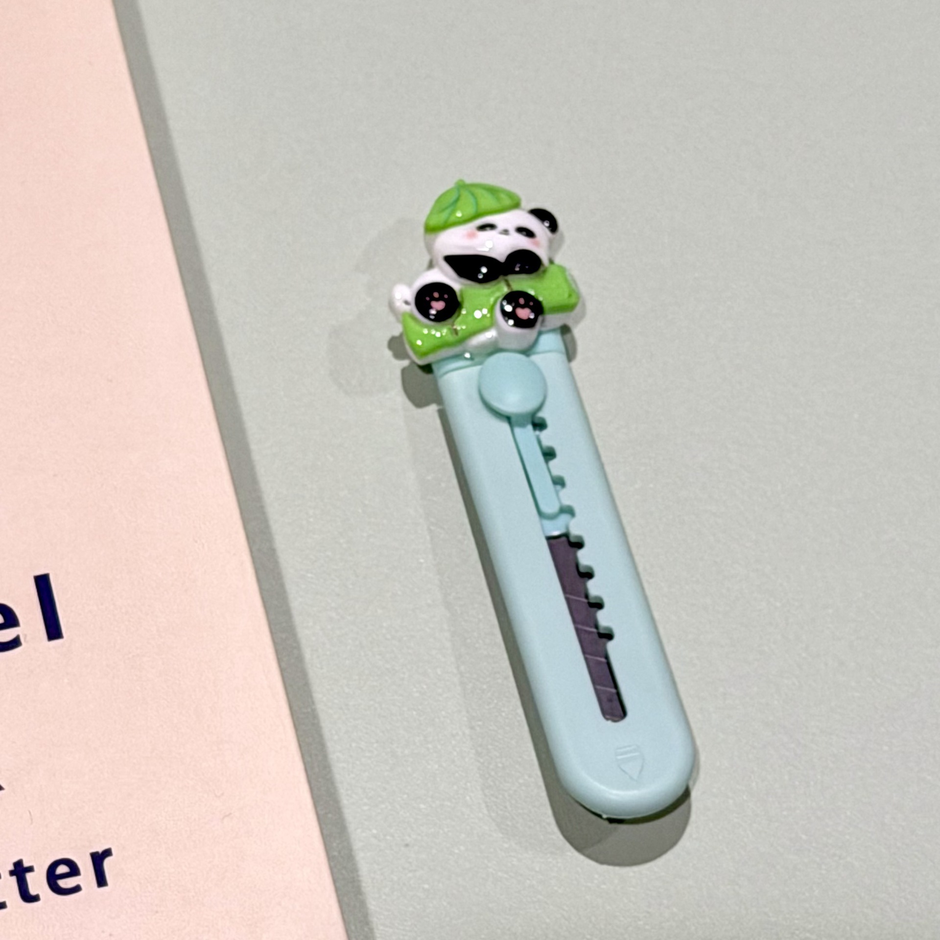 Cuchillo de arte de resina panda adorable estudiante pequeño mini cuchillo de papel pintado desmontar cuchillo de entrega rápida cuchillo de apertura al por mayor