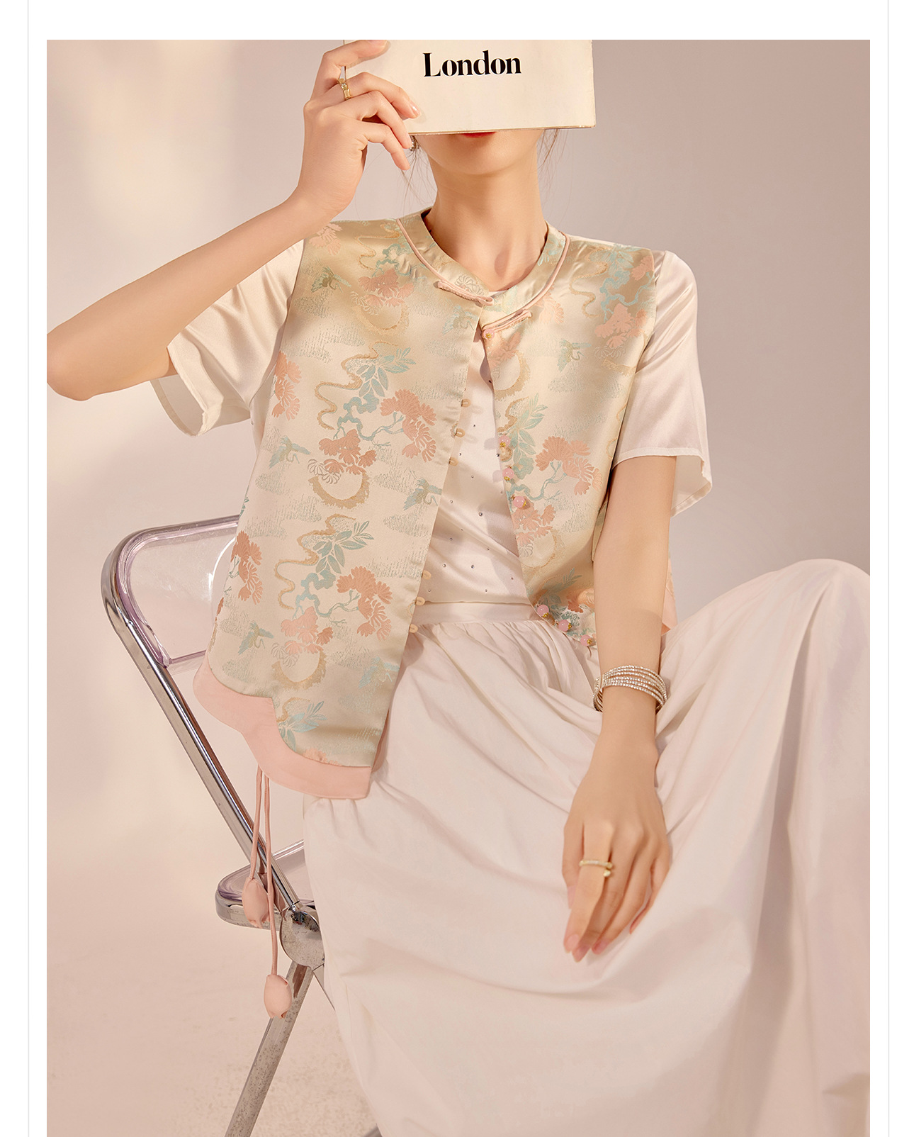 Áo vest gile nữ phong cách Trung Hoa cao cấp, họa tiết hoa văn nổi, khóa tua rua, dáng suông mùa hè — Hoa anh đào chi tiết 4