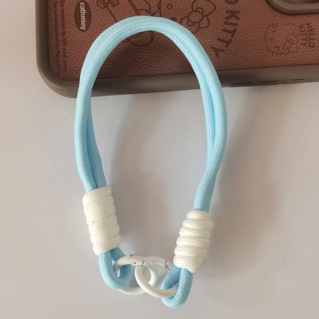 연한 파란색과 흰색 팔찌