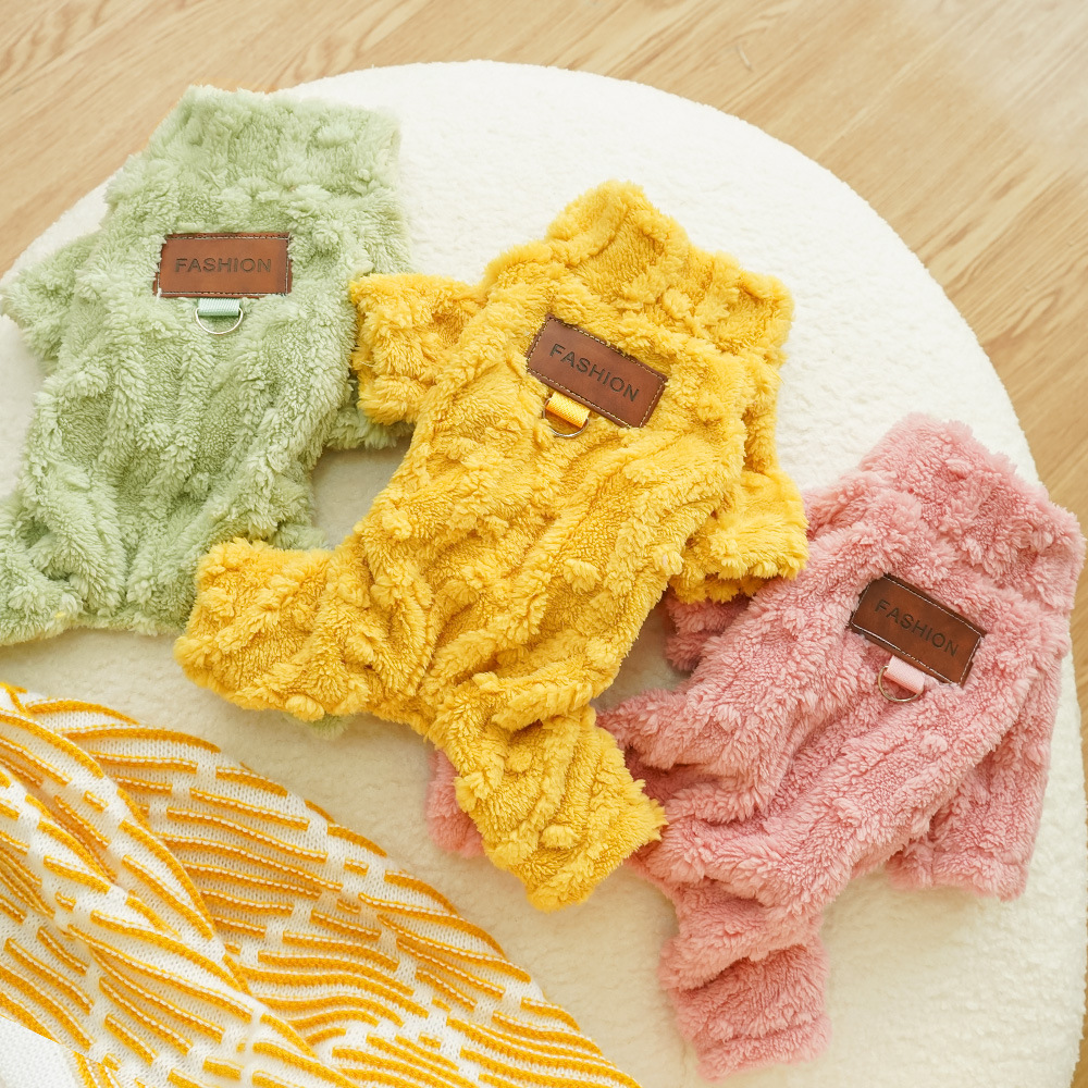 Nuevo perro de cuatro patas etiqueta de piel gruesa puede traer mascotas perros y gatos ropa para gatos otoño y invierno al por mayor