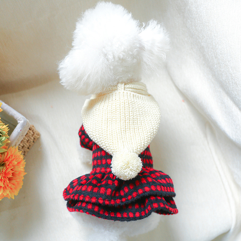 빨간색과 검은색 체크무늬 모직 스커트