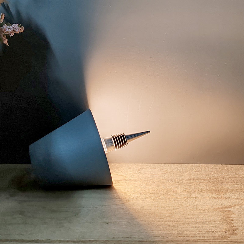 와인병 램프 아래에서 빛나는 - 세 가지 색상 - 회색