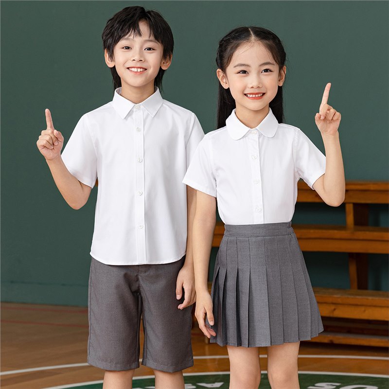 Primary school students' choir performance costumes: boys' short-sleeved white shirts with collars, girls' white short-sleeved shirt sets for summer.