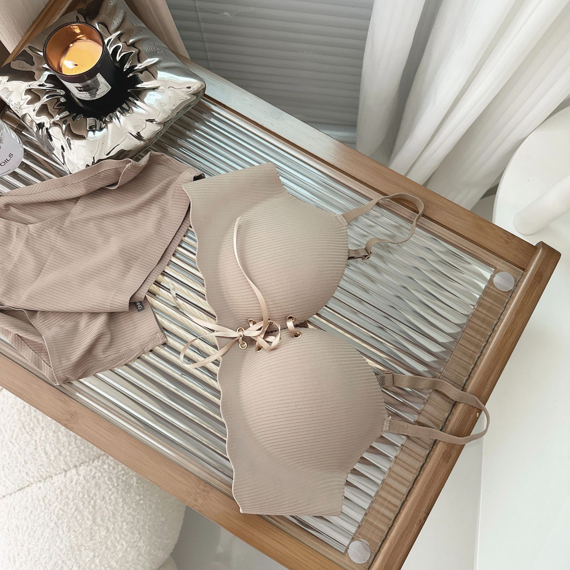 Las correas que no dejan marcas se juntan en el lado, el soporte superior, los senos antideslizantes, la ropa interior antiflacidez, el sujetador femenino, el pecho pequeño se muestra grande