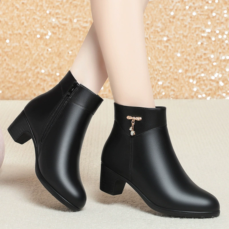Обувь для мам с мягкой подошвой, осенне-зимние короткие ботинки, женские ботинки на среднем каблуке, кожаная обувь на флисовой подкладке, хлопковая обувь на толстом каблуке, зимняя обувь среднего возраста, одиночные ботинки