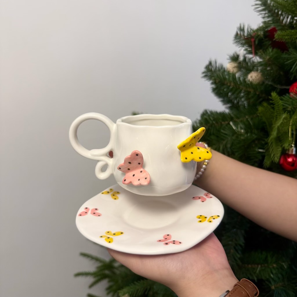 Luz retro Inns pintado a mano mano mano irregular tazas de café de cerámica platos mariposa tridimensional tazas de té de cerámica platos de té