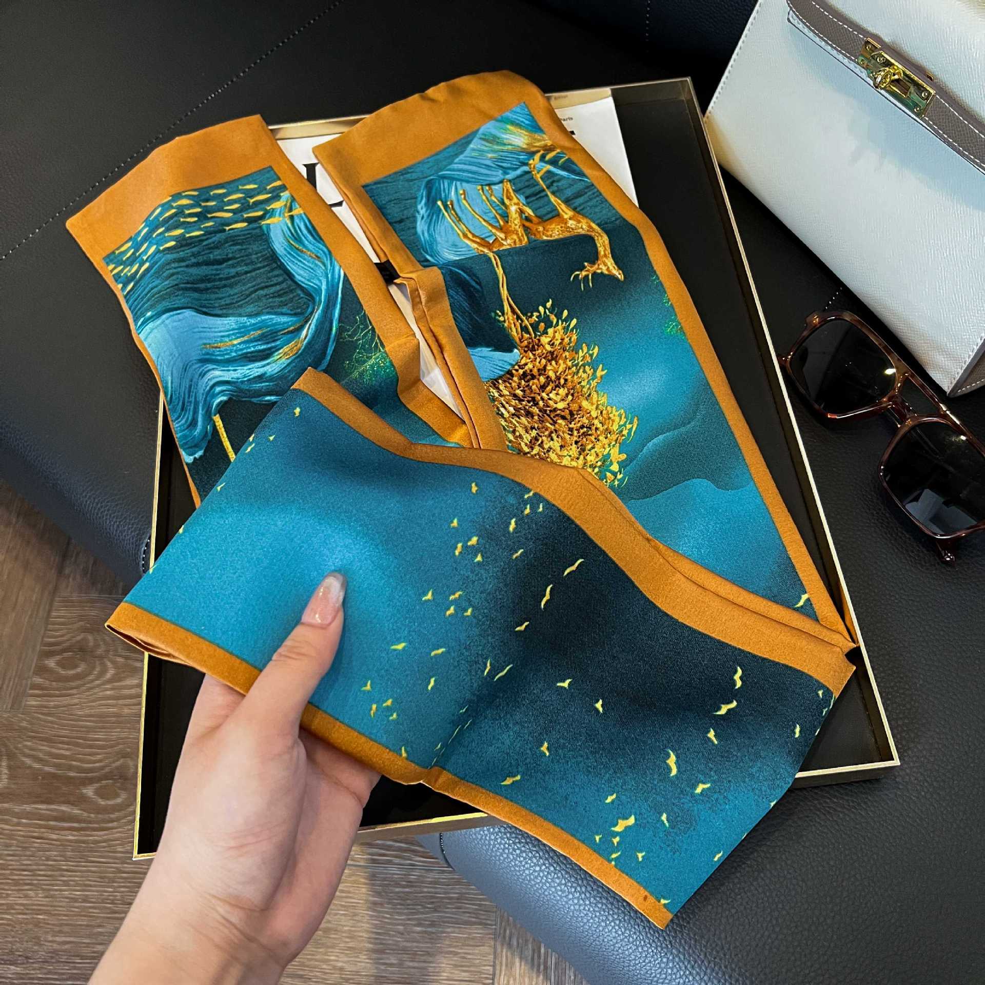 Nueva bufanda de seda pequeña banda larga estrecha para el cabello mujer estilo primavera y otoño moda madre bufanda estilo verano estilo fino serpentina bufanda al por mayor