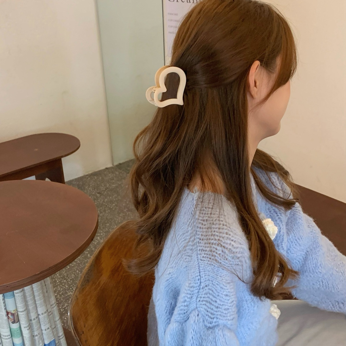 Pinza de Pelo Tiburón Tamaño Mediano de Plástico y Resina