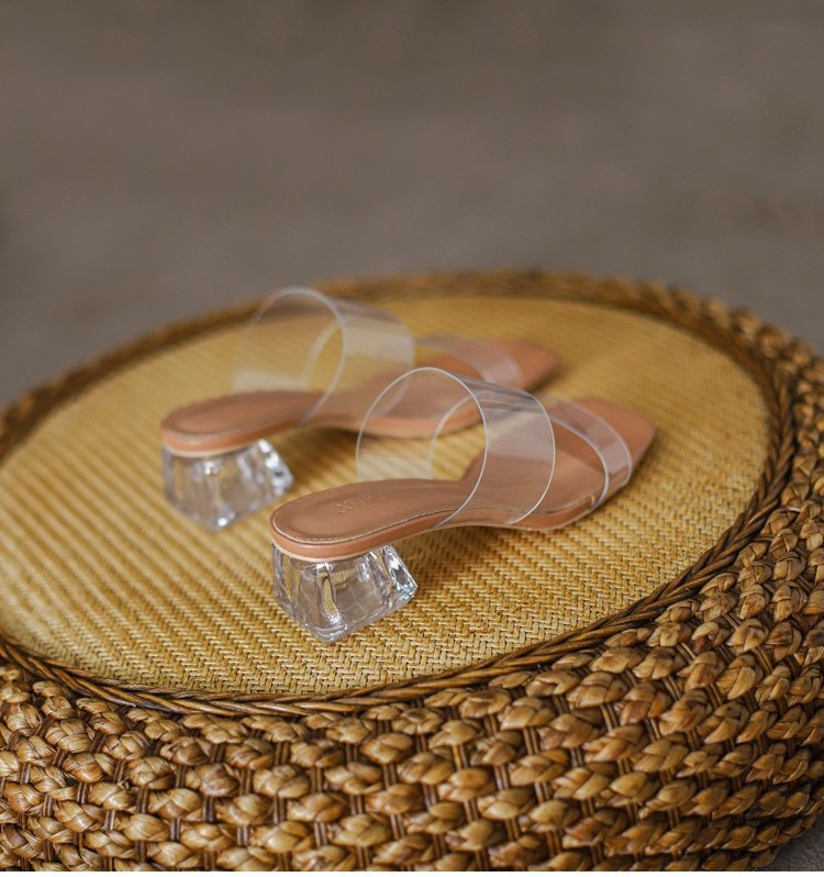 Transparente Sandalen für Damen, 2024 Sommer, neue Internet-Berühmtheit, mittlerer Absatz, dicker Absatz, Kristall-Sandalen für Damen, die draußen transparente High Heels tragen_voghion.com