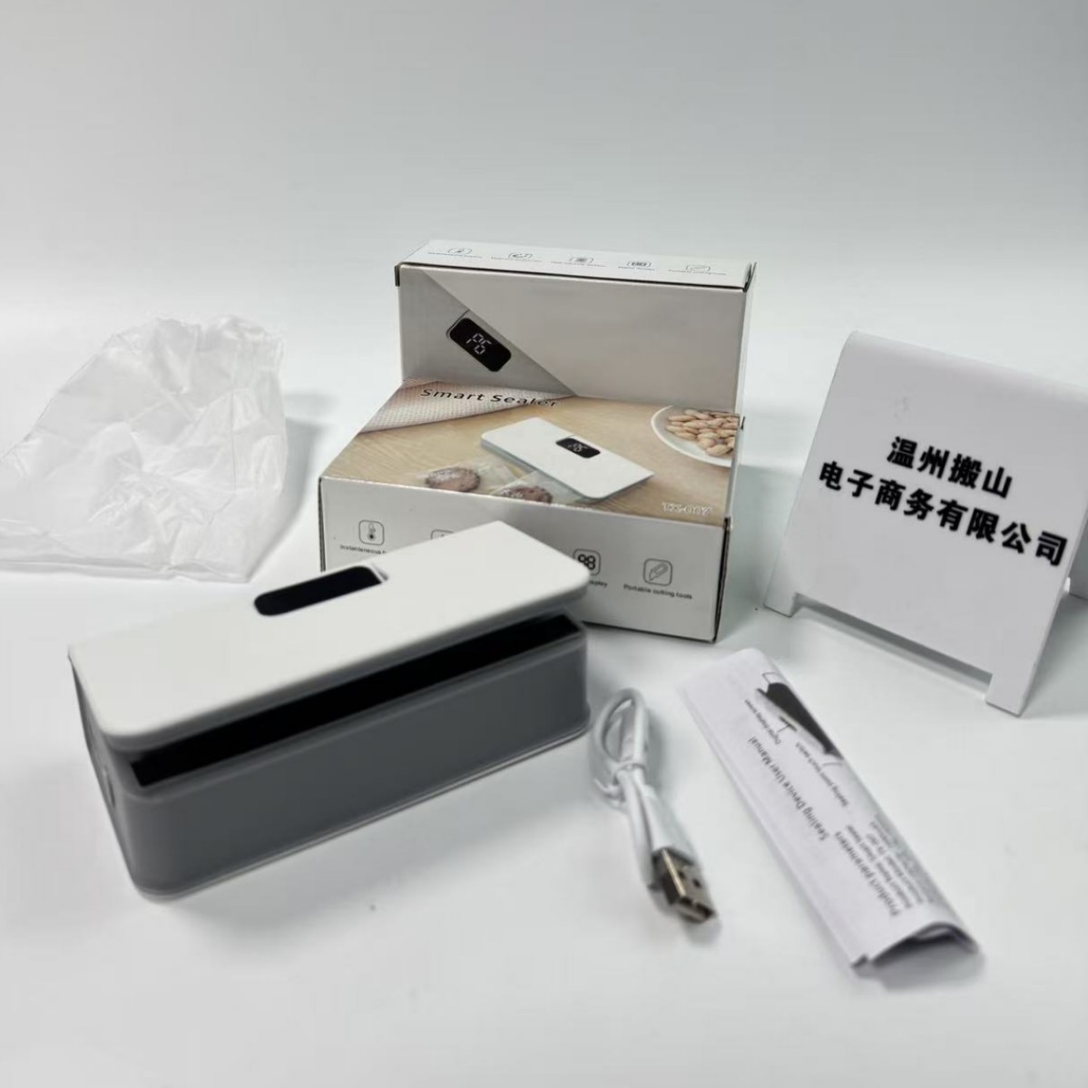 New model of mini household heat sealer for sealing cookies, preserving freshness, and automatically sealing snack bags